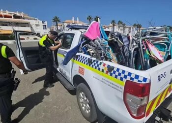 Protestave kundër turistëve i bashkohet edhe policia spanjolle, sekuestron çadra e shezlongë