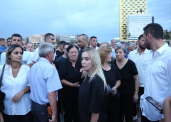 Vrasja e Egli Progës, qindra qytetarë mblidhen te ‘Sheshi Skënderbej’, në protestë edhe motra e viktimës