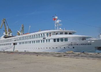 121 turistë francezë mbërrijnë në Durrës me “Bukuroshen e Adriatikut”