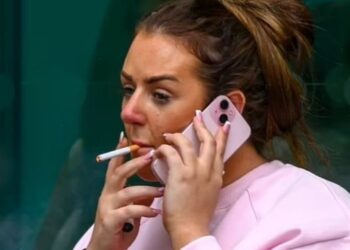 Me celular dhe duke pirë cigare, kjo është britanikja e përfshirë në vrasjen e Ardian Nikulajt
