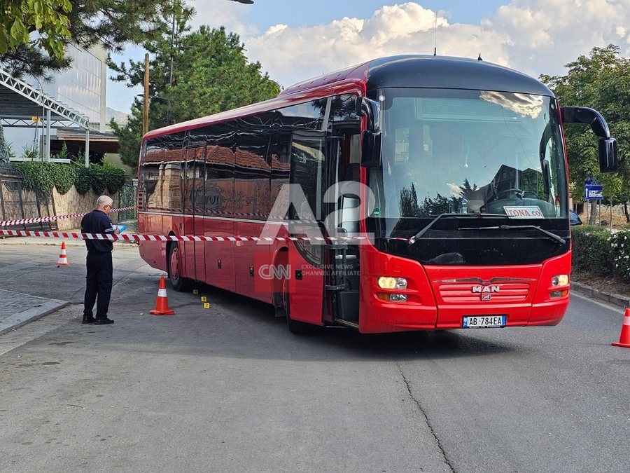 53-vjeçarja përplaset nga autobusi në Korçë, përfundon në spital