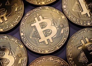 Bitcoin pranë shifrave rekord, kap vlerën 65 mijë dollarë