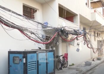 Kabllot e internetit të varura, Bashkia Shkodër afat kompanive t’i heqin deri më 15 gusht