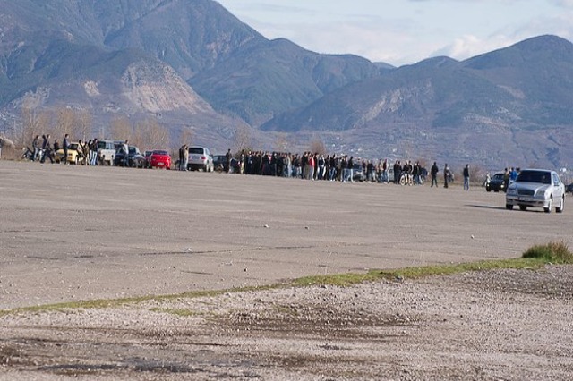 AFP për qendrat e emigrantëve: Shqipëria dhe Italia nuk arritën t’i hapin brenda afatit