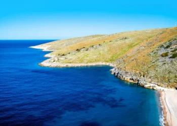 Travel and Tour World: Shqipëria, “perla e fshehur” që synon të dyfishojë numrin e turistëve me aeroportin e ri