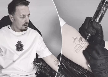 U shpreh se “nuk po i hahej as buka” pas ndarjes, Blero bën tatuazh një hamburger