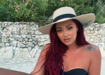 Ronela Hajati i “vë zjarrin” rrjetit, publikon fotot nga pushimet në jug të vendit