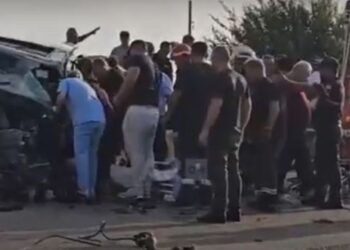 E frikshme/ Aksident i trefishtë në Elbasan, trajleri përfundon poshtë urës, një prej shoferëve transportohet te Trauma