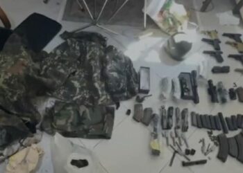 Arsenal armësh, dhjetëra pistoleta dhe kallashnikov/ Trafikonin armë nga Shqipëria drejt Britanisë, arrestohen tre persona, tre të tjerë në kërkim