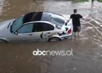 Nuk është Venecia, është… Librazhdi/ Shiu i rrëmbyeshëm përmbyt disa lagje, ndërpritet energjia elektrike në disa zona (VIDEO)