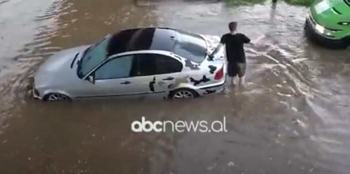 Nuk është Venecia, është… Librazhdi/ Shiu i rrëmbyeshëm përmbyt disa lagje, ndërpritet energjia elektrike në disa zona (VIDEO)