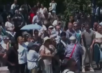 VIDEO / Tjetër sherr te protesta e opozitës, pas urdhrit të Flamur Nokës, militantët përzënë qytetarin
