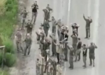 “Duart lart!”/ Publikohen pamjet nga dorëzimi i ushtarëve rusë në rajonin e Kurskut, Bild: Janë robër të ukrainasve