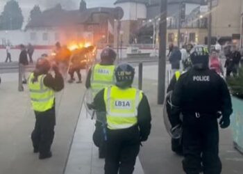 U nxitën nga lajme të pavërteta/ Britania në gatishmëri, priten protesta të dhunshme nga grupet e ekstremit të djathtë