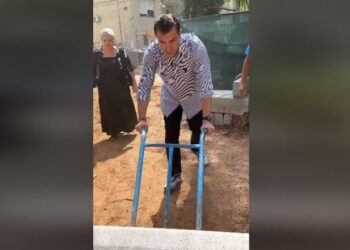 VIDEO/ Transformimi i hapësirave në zonat urbane, Veliaj përvesh mëngët dhe i vjen në ndihmë ekipeve të terrenit