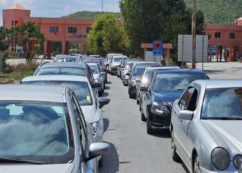 Radhë të gjata mjetesh në Qafë Thanë, pala maqedonase punon me sportele të reduktuara