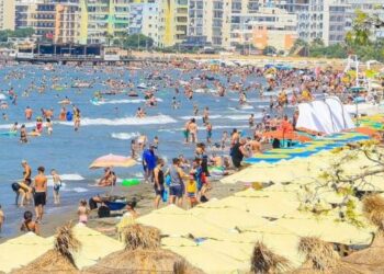 Gërshetim i malit me detin, Rama ndan pamje nga plazhi i Kunes në Shëngjin