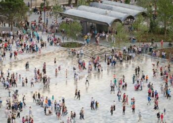 Tirana vazhdon të tërheqë të huajt, rrugët e kryeqytetit të mbushura me turistë