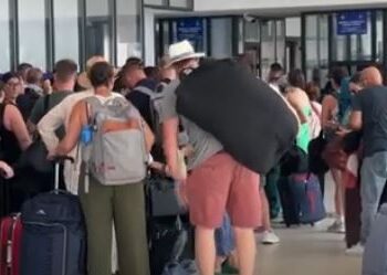 Tragetet plot me turistë, 1500 pasagjerë nga Italia mbërrijnë në Vlorë