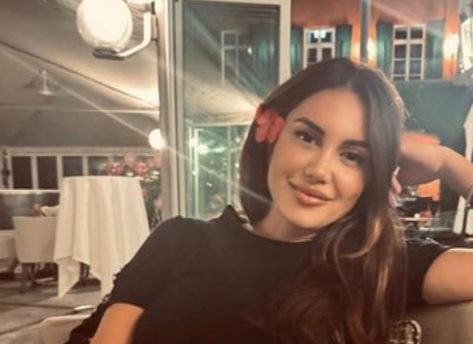 “Marsh bekimet e gjithë botës!”/ Marjana Kondi publikon si rrallë herë foton e së bijës: Për mua dhe babin je dritë dielli