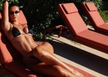 Me bikini minimaliste dhe në superformë, Oriola Marashi “ndez” rrjetin