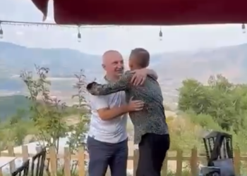 “Punë e madhe për Himarën”, Meta ia merr valles te vendlindja e Berishës, puthet e përqafohet me një burrë