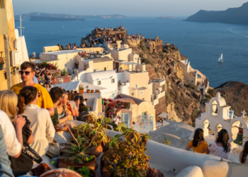 Ishulli i “Instagramit” dhe i të pasurve, lajme të këqija për Santorinin, turistët do të…