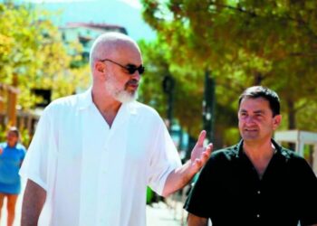 Greqia kthen “pllakën” me Shqipërinë? Gazeta “Kathimerini”: Athina “zbutet”, tani hall kryesor ka konfliktin me Maqedoninë dhe s’do të konsumohet diplomatikisht me Tiranën