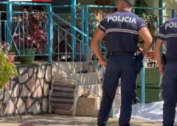 “O ba, gjyshi vrau nënën”, detaje rrëqethëse nga krimi në Konispol, e mitura njoftoi djalin e çiftit, si rrodhi ngjarja