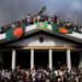 Kryeministrja u arratis pas protestave, shpërndahet Parlamenti në Bangladesh!
