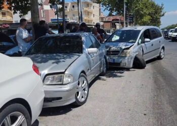 E rëndë në Durrës/ Makina me urgjencë drejt spitalit me fëmijën e sëmurë, kalon semaforin e kuq, përfshihet në aksident dhe përplas dhe disa mjete