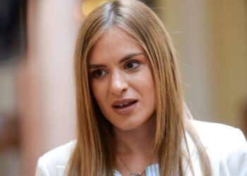 Njihuni me ministren pa diplomë në qeverinë serbe! Si e gënjeu Kuvendin, por i doli “nga hundët”