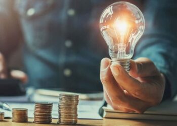 Si i ruajnë shqiptarët kursimet e tyre në lekë? Çfarë preferojnë bizneset dhe çfarë zgjedhin qytetarët?