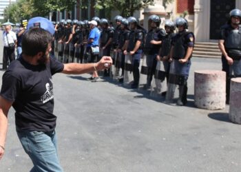 Protesta e një grupi të opozitës para bashkisë së Tiranës, bllokohen disa rrugë