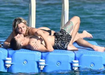 Puthje dhe prekje pasionante!  Bebe Rexha fotografohet duke shijuar pushimet me të dashurin e ri