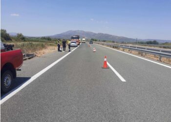 Aksident në Maliq! Makina humb kontrollin dhe del nga rruga, dy të plagosur