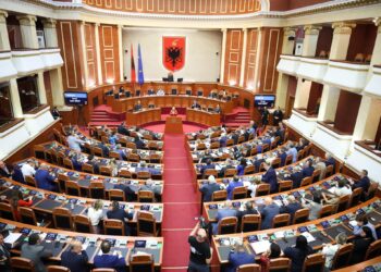 Nga 10 deri 60 mijë lekë heqje të pagës, kush janë deputetët e gjobitur për mungesat në Kuvend! PD më e penalizuar