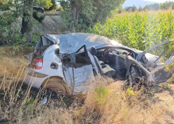 Me shpejtësi “skëterre”, shoferi humb kontrollin e mjetit në aksin Pogradec-Tushemisht dhe aksidentohet, makina bëhet copë