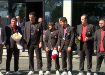 Fituan medalje në Lojërat Olimpike të Parisit, mundësit Valiev dhe Dudaev mbërrijnë në Tiranë. Priten me ceremoni