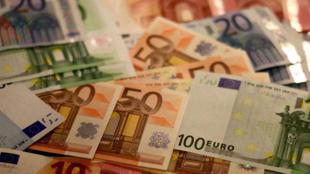 Niveli i euros “normalitet i ri”/ Ekspertët ndikim në dobësimin e euros, fluksi i turistëve dhe remitancat