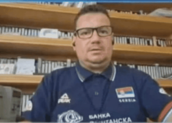 Gazetari i njohur shqiptar del me bluzën e Serbisë në intervistë, “shpërthen” rrjeti! Detyrohet të reagojë: E kisha dhuratë nga…