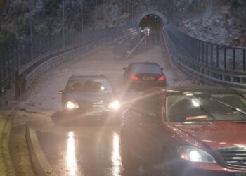 “Çmendet” moti në Dibër, shiu përmbyt urën e lartë të rrugës së Arbrit