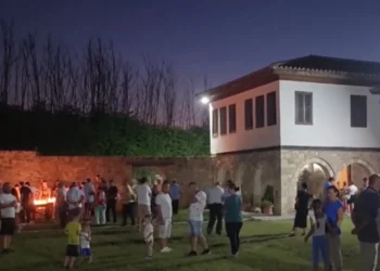 Festa e Shën Kozmait, pelegrinazh në manastirin e shenjtorit që u sakrifikua për Ali Pashë Tepelenën