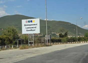 Ndodh edhe kështu… Tabela e çuditshme në Maqedoninë e Veriut, udhëtarëve që dalin nga vendi u thuhet “lamtumirë”!