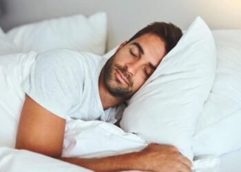 Me jastëk apo pa jastëk? Mjekët ju tregojnë si është më mirë të flini dhe përfitimet shëndetësore