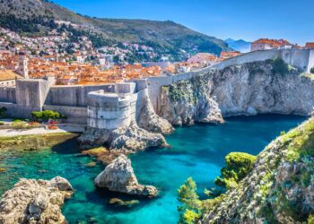 Ballkani ia kalon Spanjës dhe Italisë! Në krye Kroacia, ja cili është qyteti më i mbipopulluar me turistë!