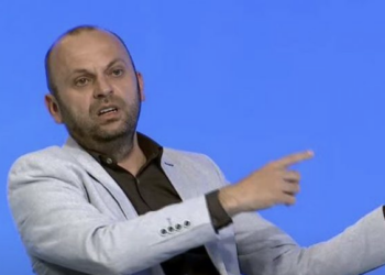 “Servilizëm i pështirë”, gazetari reagon pas intervistës së Adi Krastës: Veç në Kosovë gjejnë terren tipat si ai…