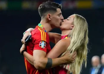 Alice Campello, e pikëlluar pas ndarjes nga Morata. Merr dhuratën luksoze, që i lë të gjithë pa fjalë