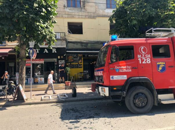 Mure të krisura dhe pjesë të apartamentit të ‘fluturuara” në rrugë, çfarë la pas shpërthimi i bombolës së gazit në Pogradec