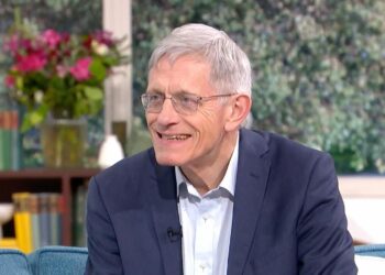 Video/“Ylli i këtij viti”, gazetari i njohur britanik flet për Shqipërinë, e sugjeron si një ndër vendet që duhet vizituar patjetër